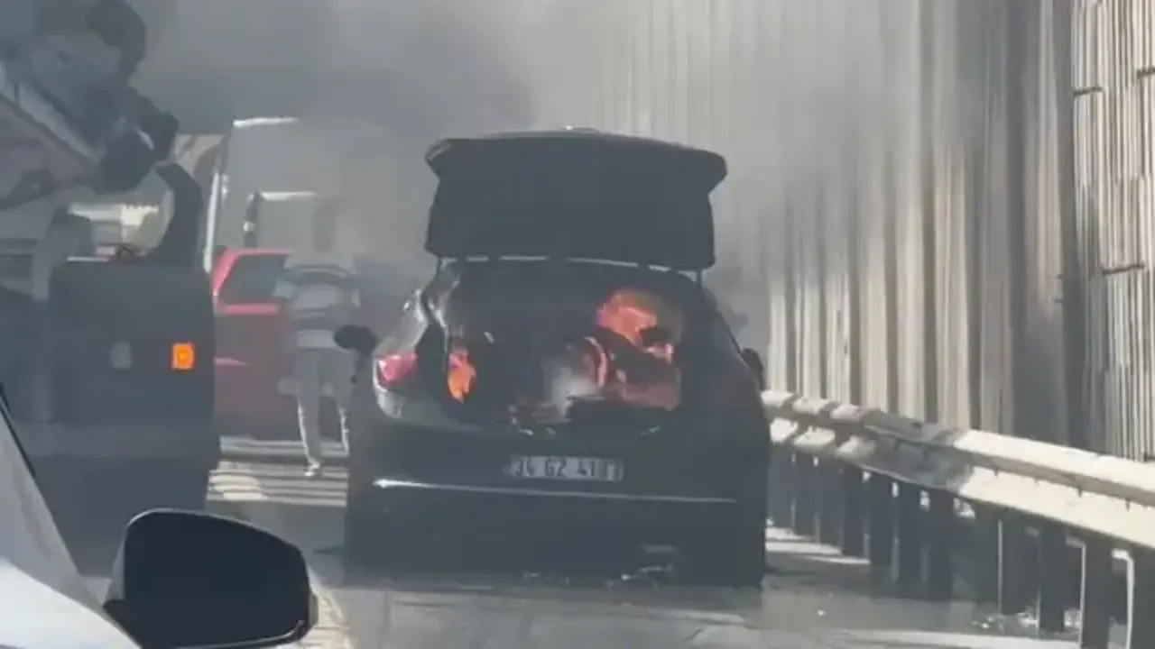 Seyir halindeki otomobil alev alev yandı
