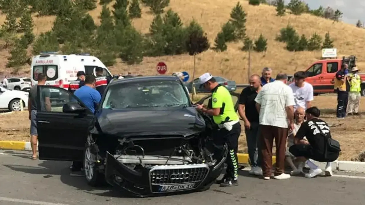 Sivas'ta feci kaza: 2 otomobil çarpıştı, 1 ölü ve 8 yaralı var