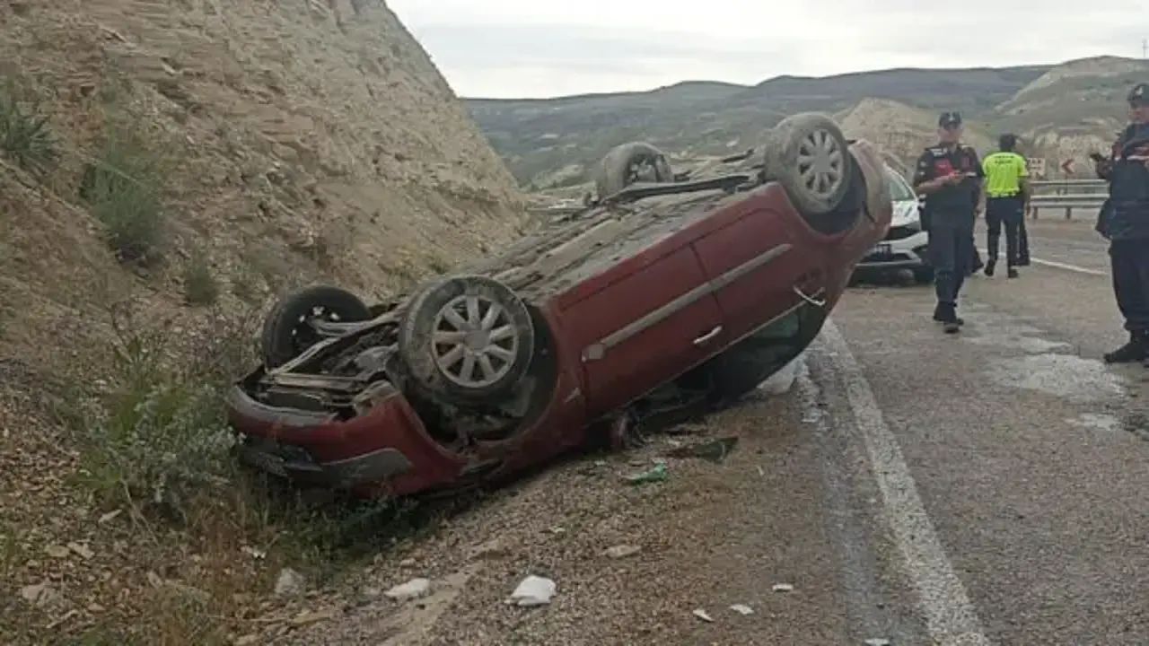Sivas’ta otomobil takla attı: 2’si ağır 3 kişi yaralandı