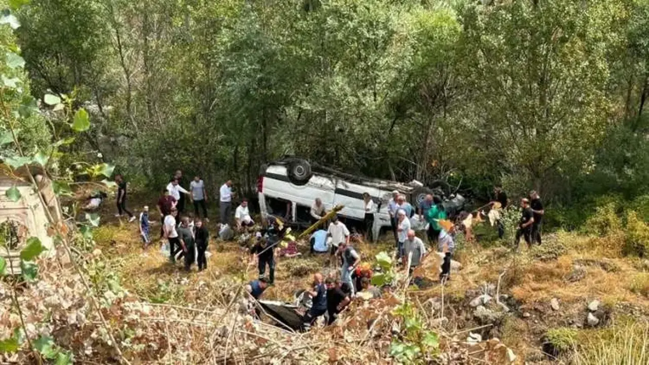 Sivas'ta yolcu minibüsü şarampole uçtu: 4 ölü, 10 yaralı