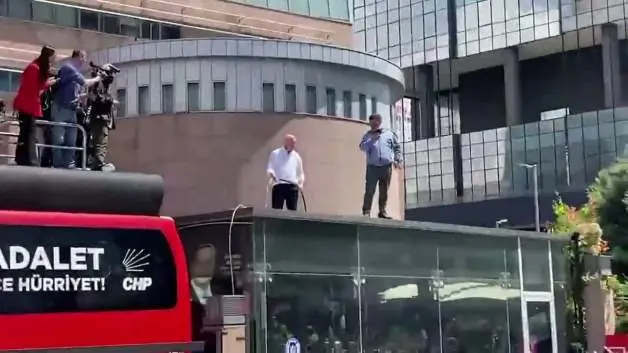 Skandalları bitmiyor! Mahmut Tanal yine sahnede! Elinde hortumla çatıya çıktı!