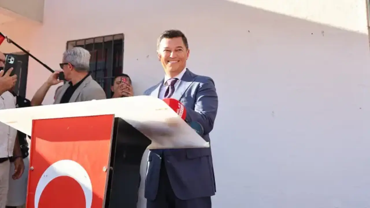 'Sokakta kalırım' diyen yaşlı teyzenin evini aynı gün yıkmış: 'Sana AK Partililer baksın'