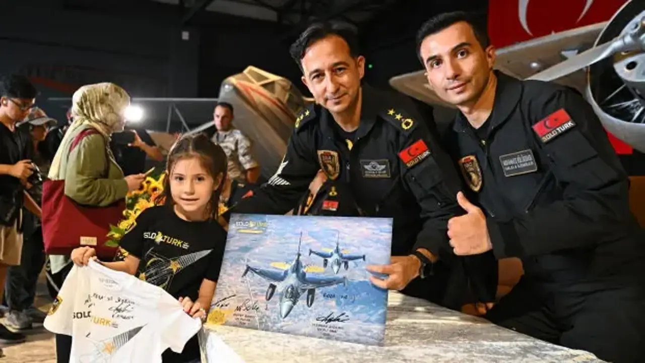 SOLOTÜRK pilotları İstanbul'da vatandaşlarla buluştu