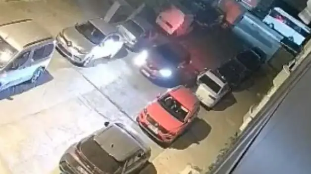 Sultangazi'de otomobile silahlı saldırı; sürücü son anda kurtuldu