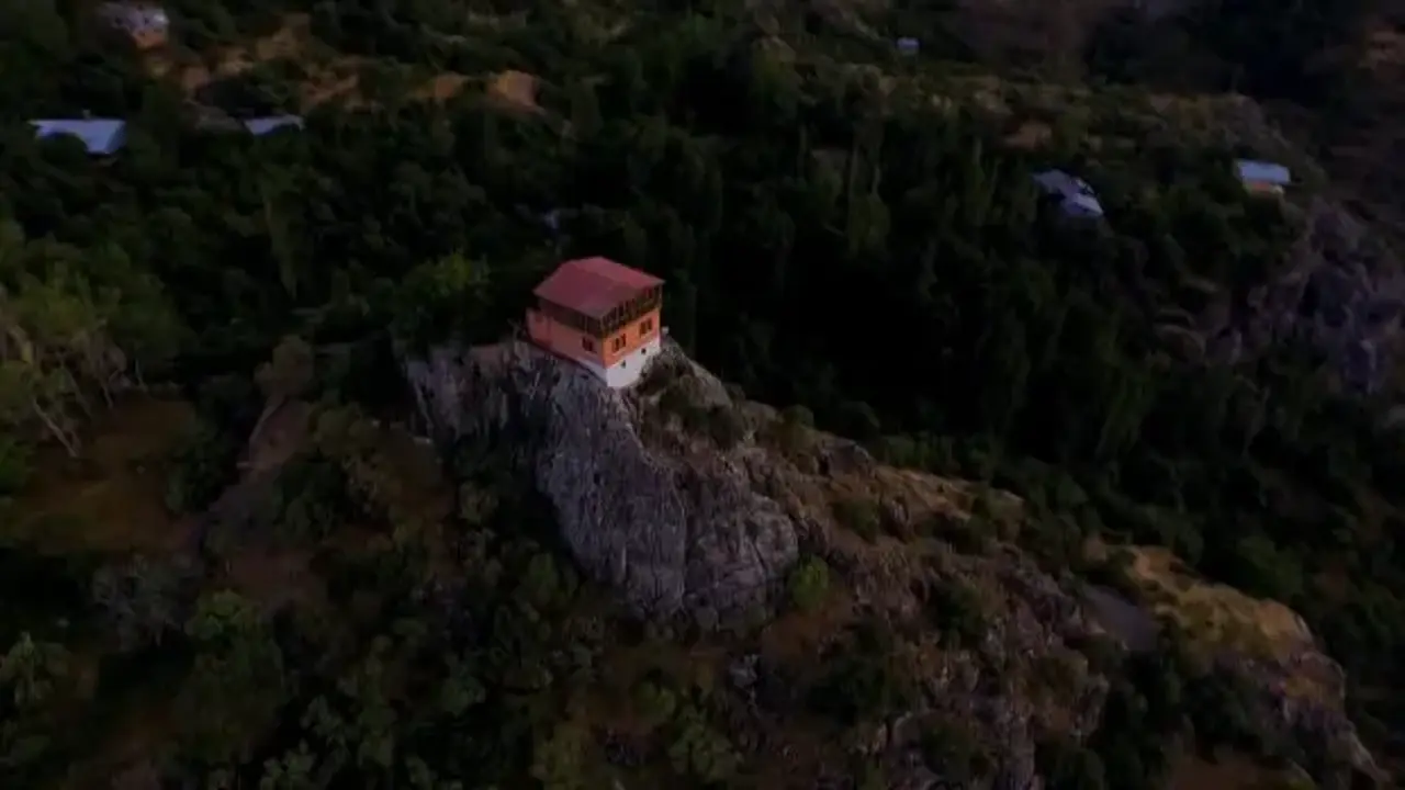 Tam 96 basamaklı, kayalığın tepesinde! Düğün Dernek filminin çekildiği ev satışa çıkarıldı