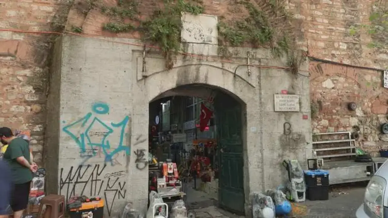 Tarihe saygısızlık: Fatih'in mirası Galata Bedesteni grafiti kurbanı oldu