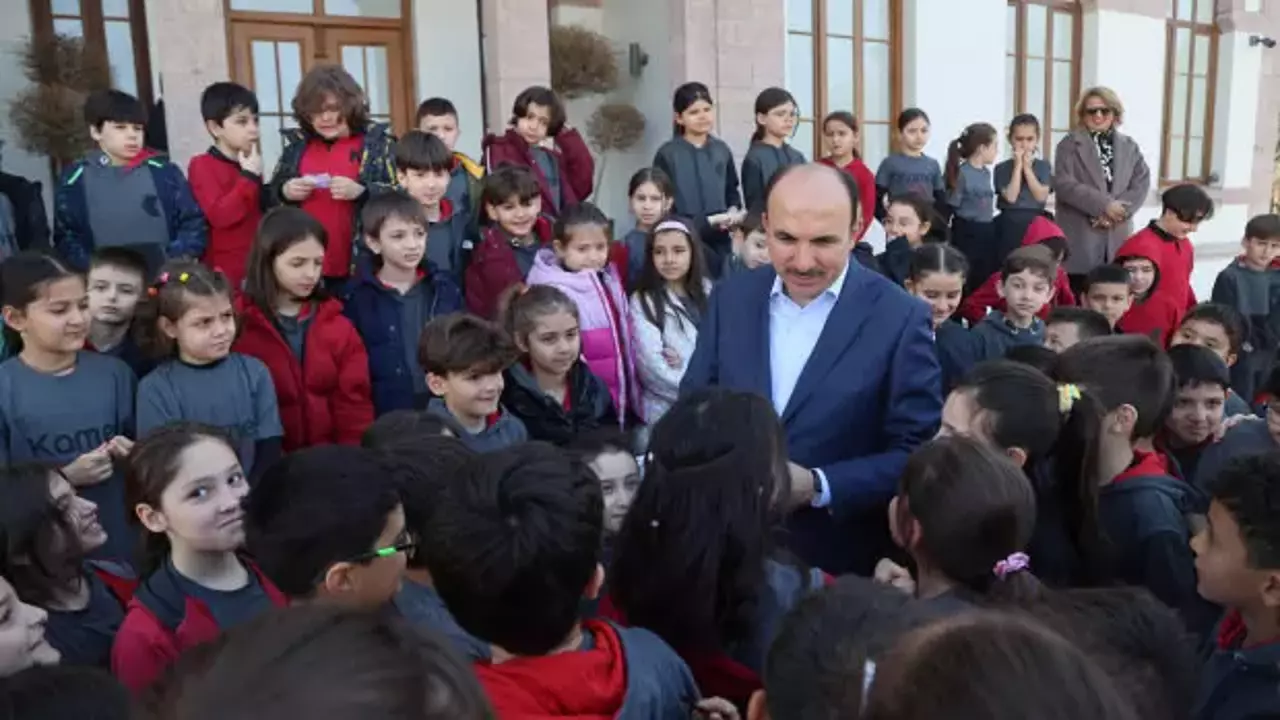 Taş Bina’da anlamlı ziyaret: Başkan Altay öğrencilerle bir araya geldi