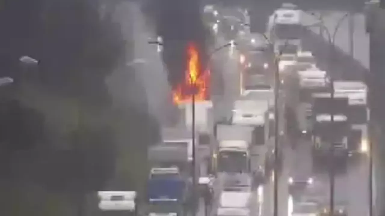 TEM Otoyolu'nda TIR yanıyor