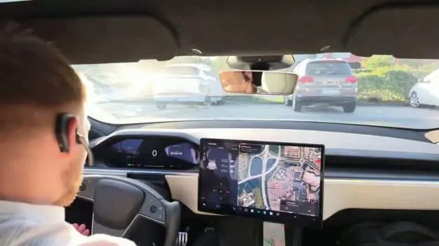Tesla'da 286 km hıza ulaşan sürücü dehşeti yaşadı! Araç hurdaya döndü