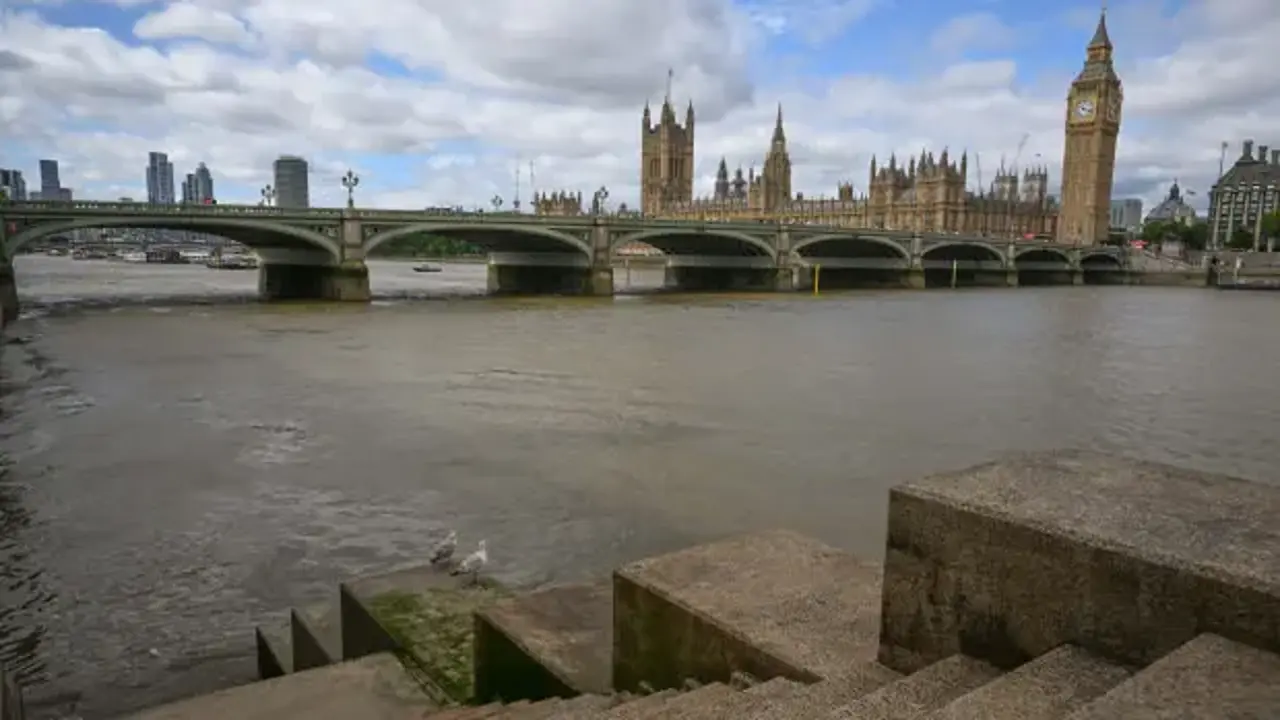 Thames Nehri'nin rengi kahverengiye büründü