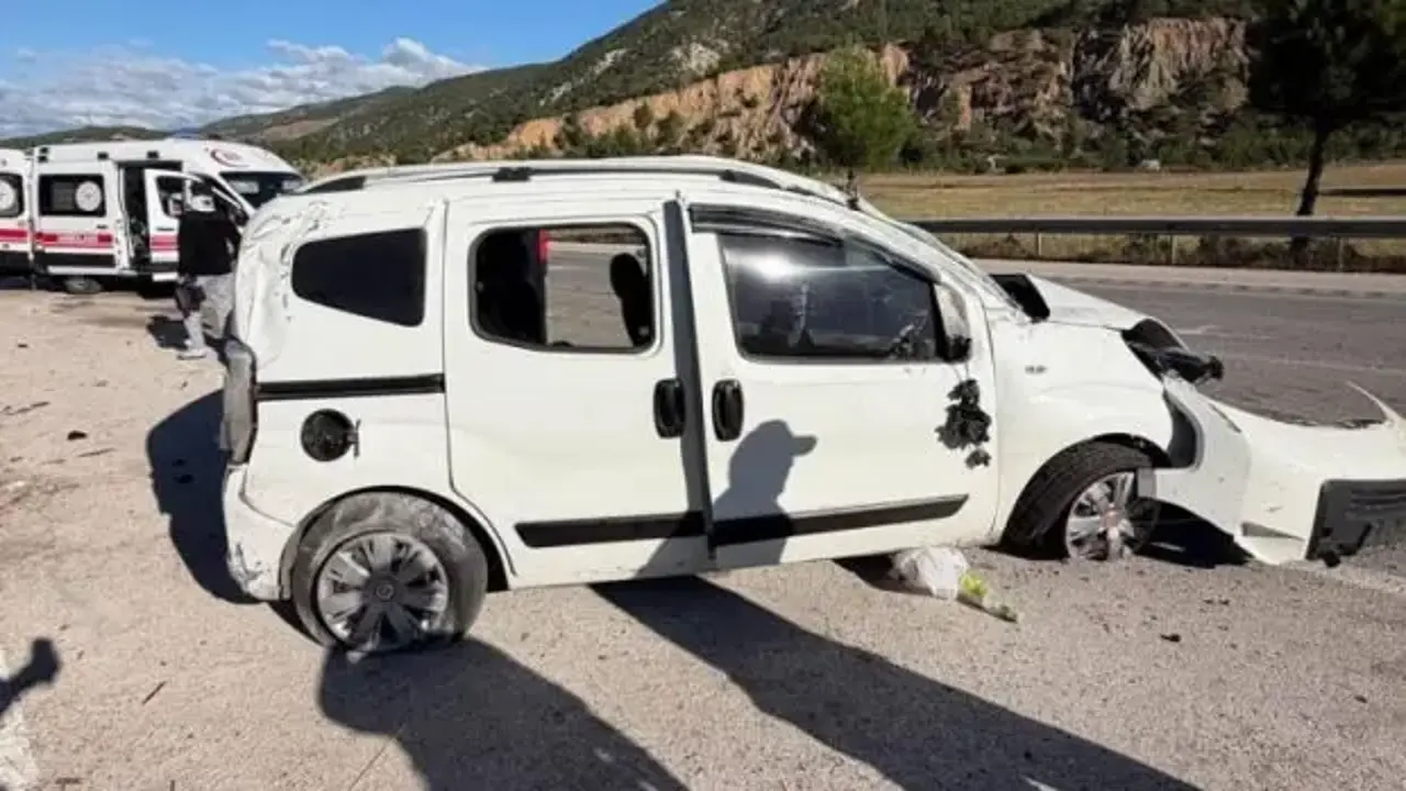 Tokat'ta hafif ticari araç takla attı: 2'si ağır 4 yaralı