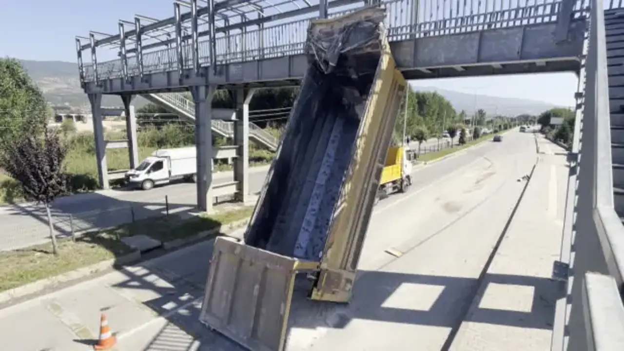 Tokat'ta korkutan kaza: Kamyonun kopan damperi üst geçitte asılı kaldı