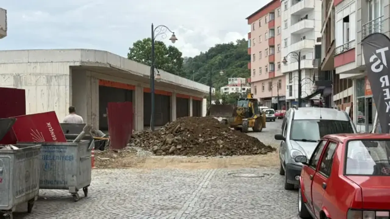 Trabzon'da CHP'den toplu istifa: Parti tabelası çöpe atıldı