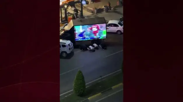 Trabzonspor taraftarları dev ekrandaki Salah videosunun önünde secde etti