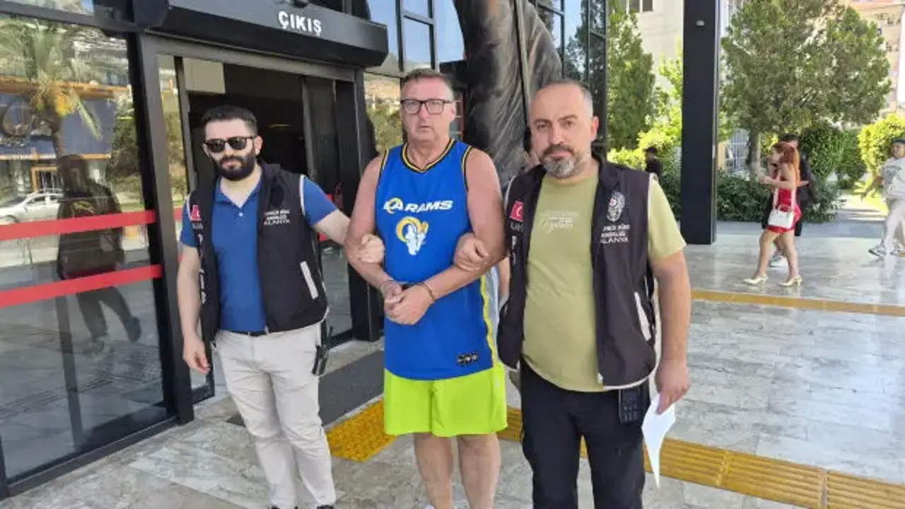 Türk bayrağına tüküren İngiliz turist tutuklandı!