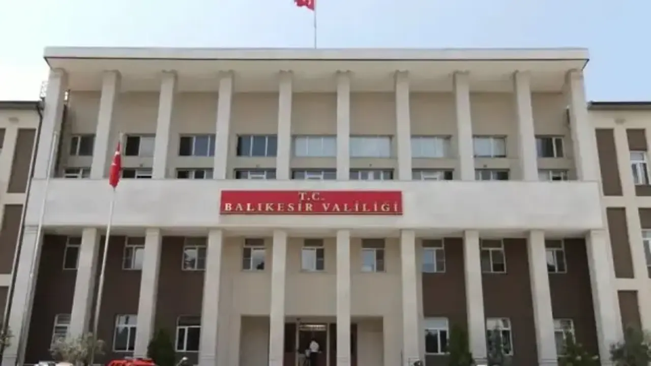 Türk bayrağına ve Atatürk’e hakaret içerikli paylaşımda bulunan öğretmen gözaltına alındı