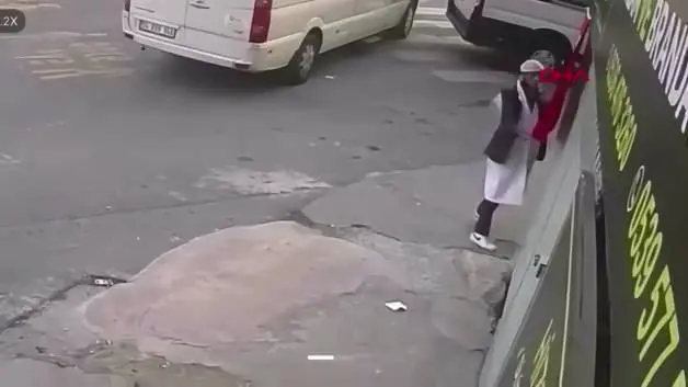 Türk bayrağını söküp yere atmıştı! Yakalandı, bahanesi pes dedirtti!