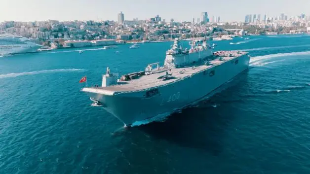Türk donanması İzmit Körfezi’nde vatandaşları selamlayacak