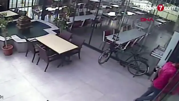 Tuvalet bahanesiyle girdiği restorandan cep telefonu, camiden seyyar merdiven çaldı