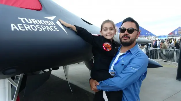 Uçakları camdan izliyordu, TEKNOFEST’te kokpite oturdu: 6 yaşındaki Meryem’in F-16 hayali
