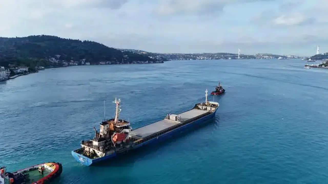 Ukrayna açıklarında dron saldırısına uğrayan Türk gemisi İstanbul Boğazı'ndan geçti