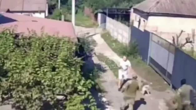 Ukrayna'da skandal görüntü: Köpeğini gezdirirken yaka paça askere alındı!