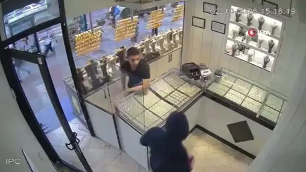 Uyanıklık yaptığını sana hırsıza kötü sürpriz: Kuyumcunun zekası zararı önledi