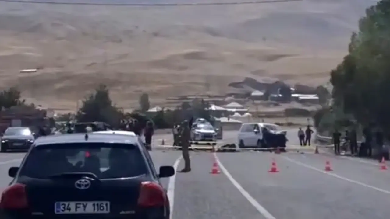 Van'da araçlar kafa kafaya çarpıştı! Çok sayıda ölü ve yaralı var