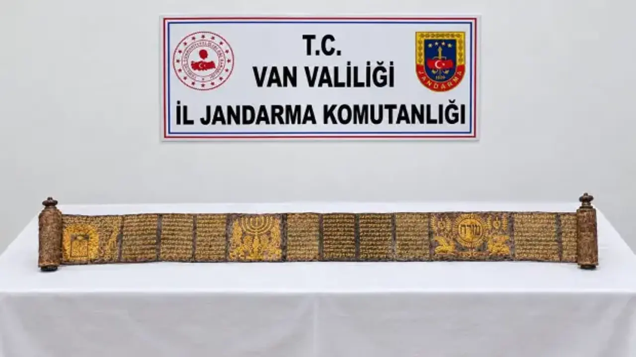 Van'da tarihi eser operasyonu: Altın yaldız işlemeli Tevrat ele geçirildi