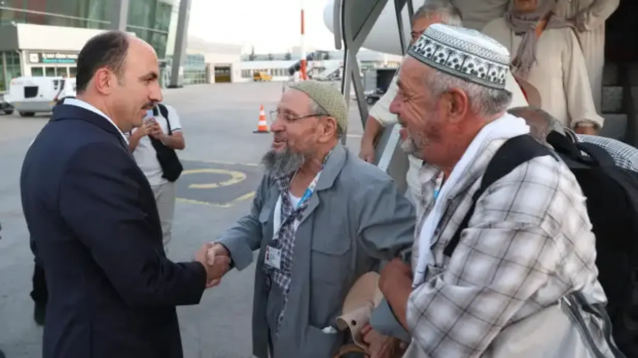 Vefa umresi ilk kafilesi döndü: Başkan Altay karşıladı