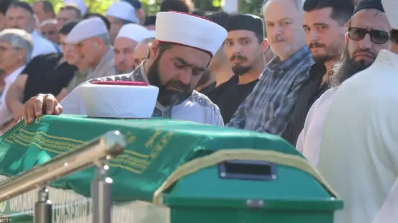 Vefat eden hafızın cenaze namazını imam olan babası kıldırdı