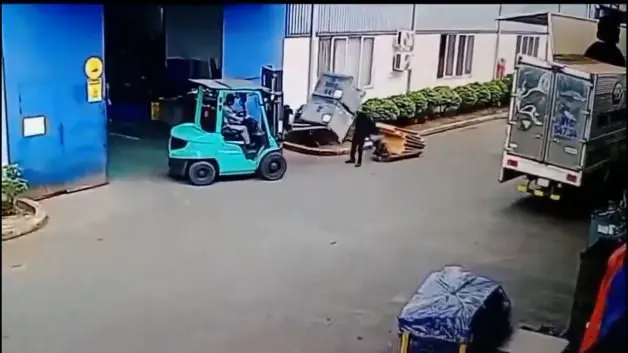 Vietnam'da feci iş kazası kamerada: Devrilen yükün altında kalarak can verdi