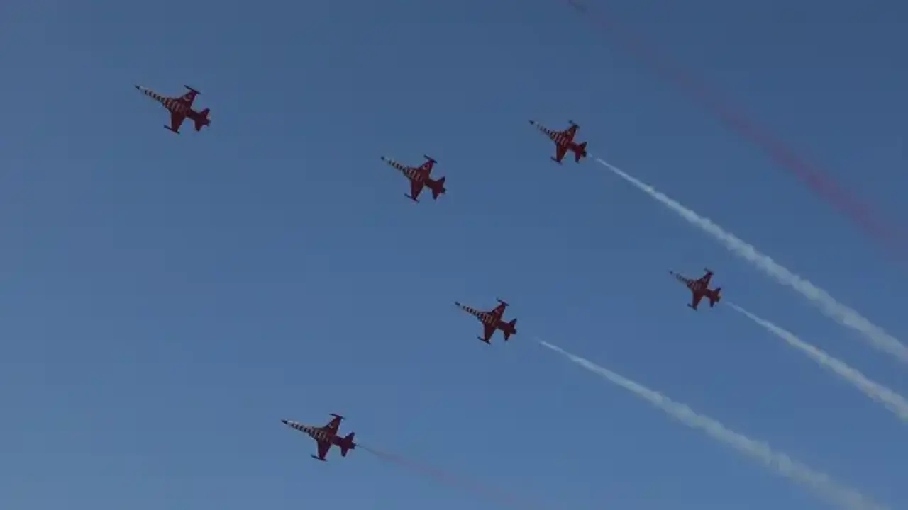 Yalova'da Türk Yıldızları rüzgarı: İzleyenler büyülendi
