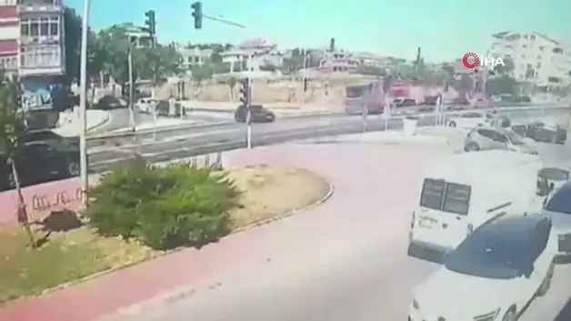 Yangına giden itfaiye aracının devrildiği o anlar ortaya çıktı!