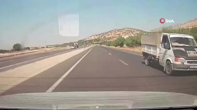 Yola fırlayan eşeğe kamyonet çarptı: Havada metrelerce savruldu!