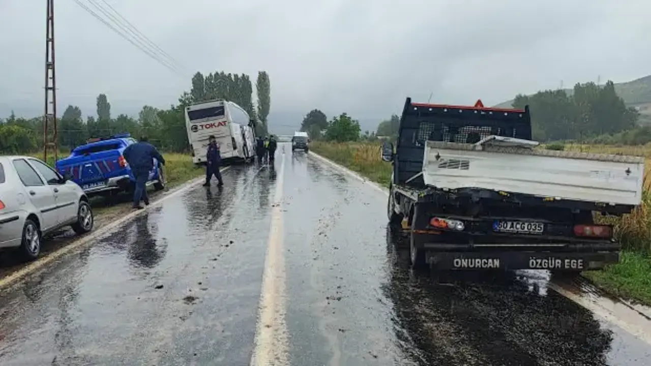 Yolcu otobüsü, kamyonete çarptı: Yaralılar var