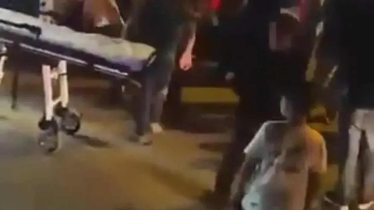 Yolun karşısına geçerken otomobil çarptı: 1'i ağır 2 yaralı
