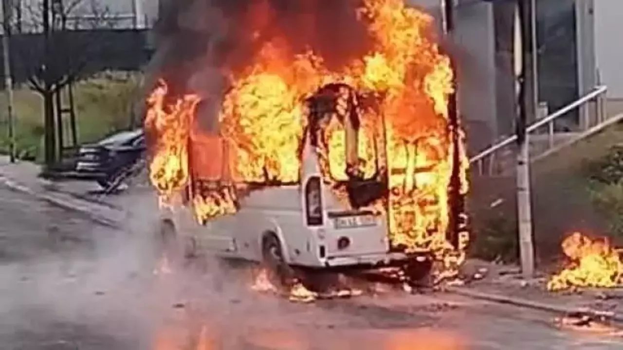 Ümraniye'de servis minibüsü alev alev yandı